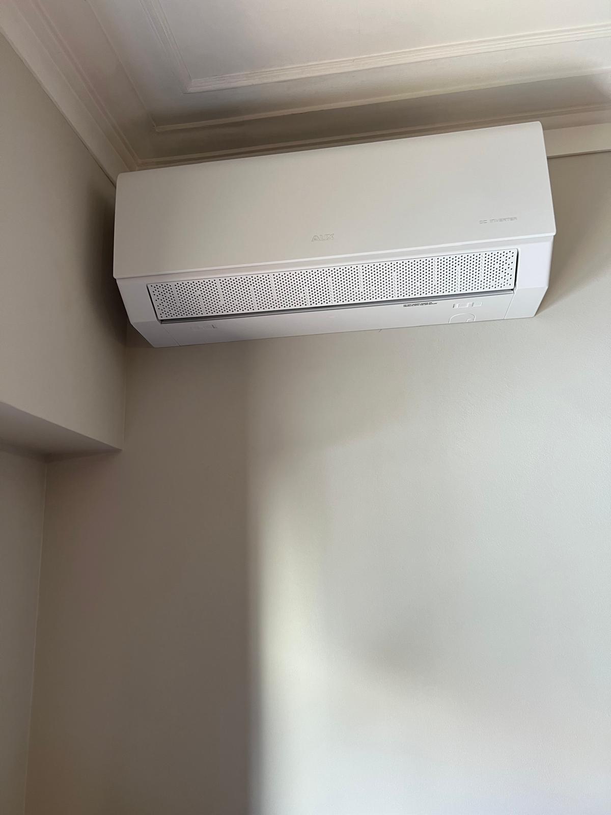 Detalhe de instalação de unidade interior — instalação Climatização Pinheiro em Baguim do Monte