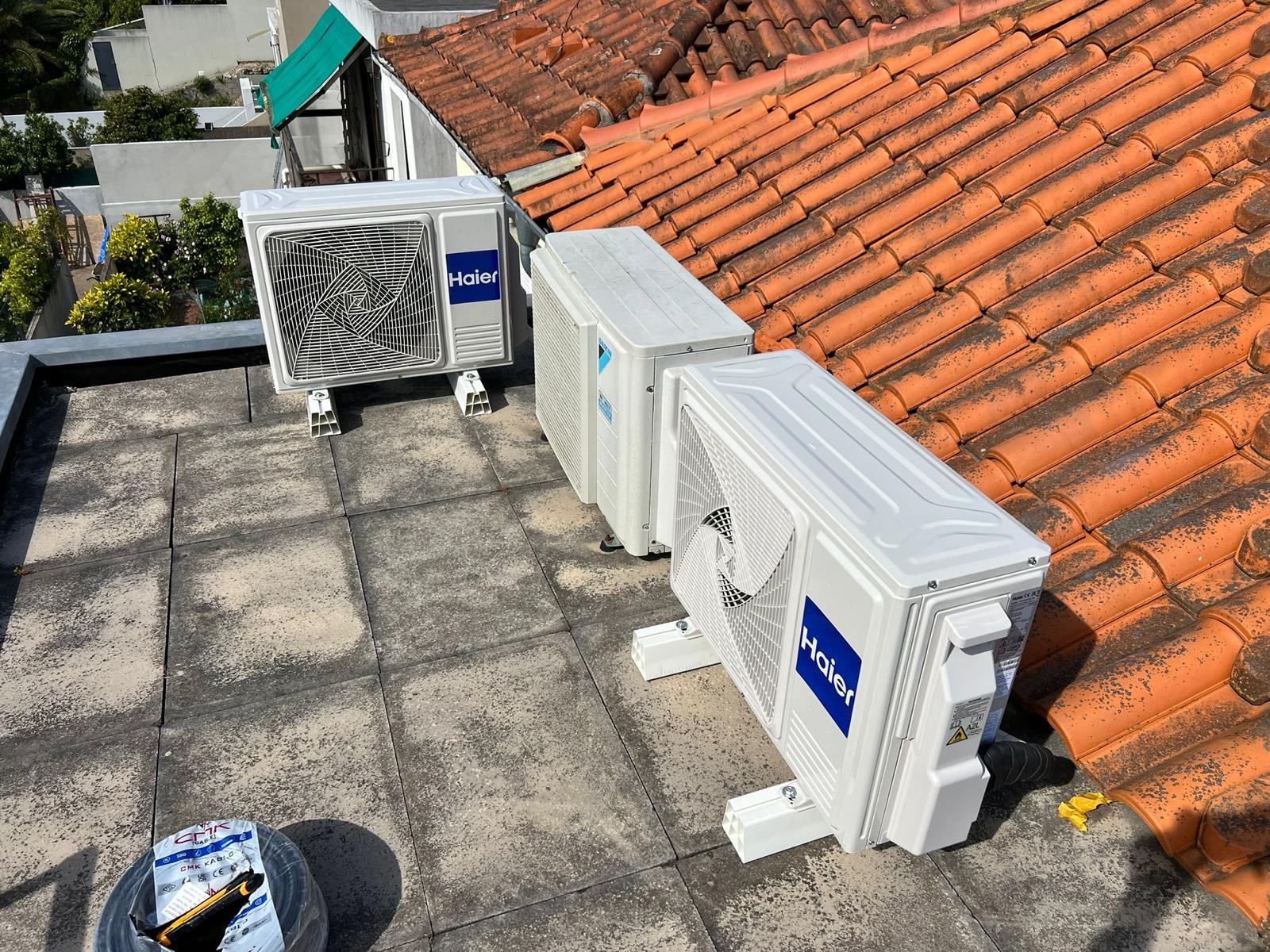 Vista geral de instalação em cobertura — instalação Climatização Pinheiro em Baguim do Monte
