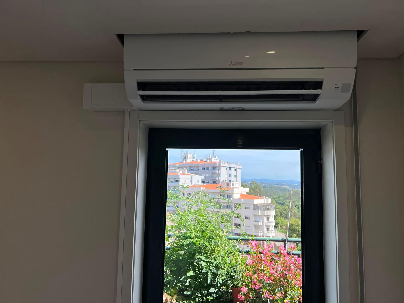 Ar condicionado instalado junto a janela — instalação Climatização Pinheiro em Grande Porto
