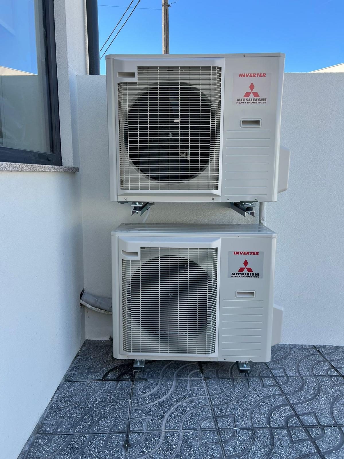 Unidade exterior instalada — instalação Climatização Pinheiro em Grande Porto