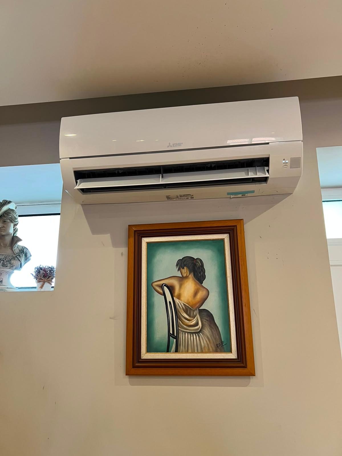 Ar condicionado instalado em ambiente residencial — instalação Climatização Pinheiro em Grande Porto