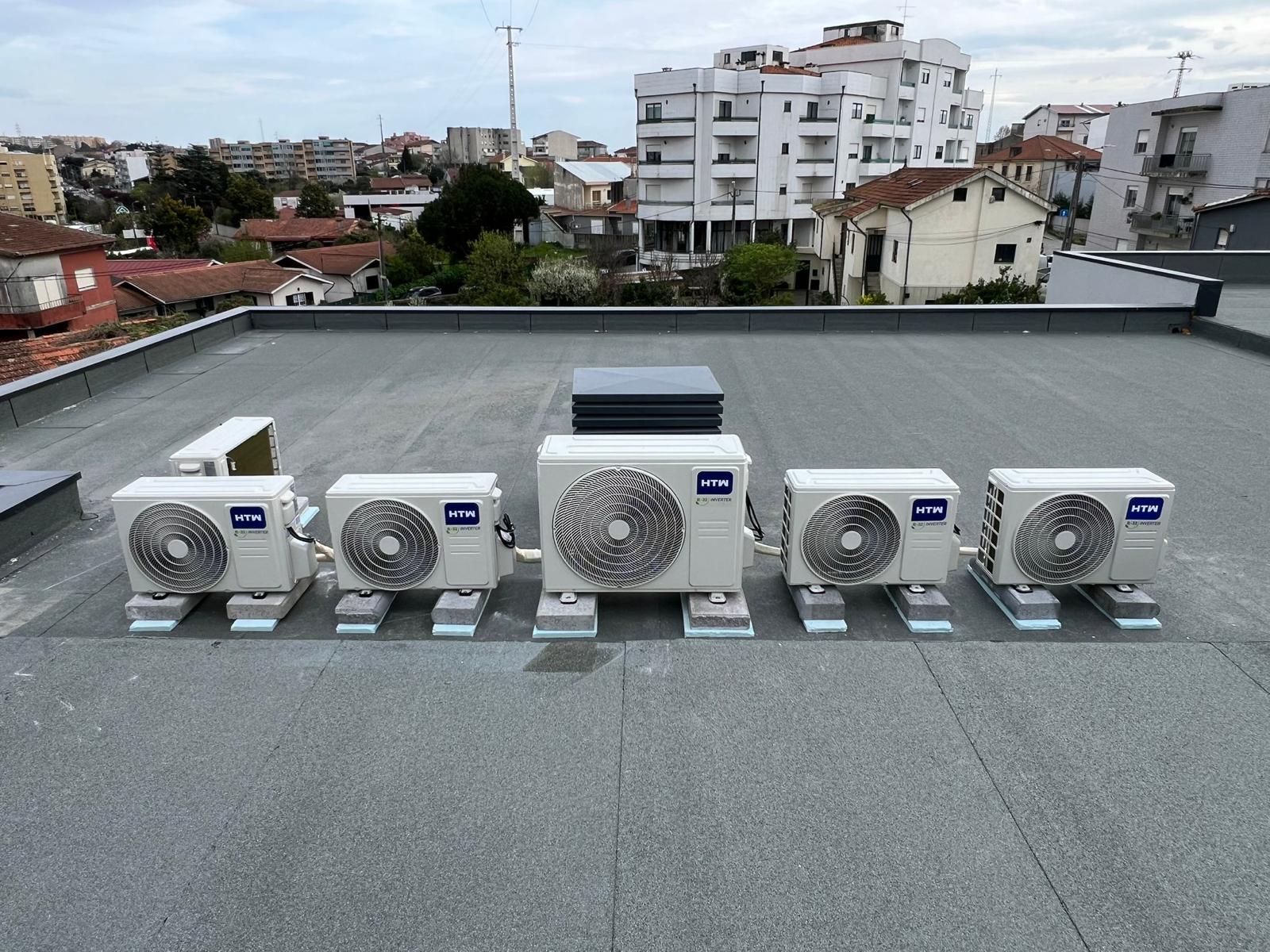 Conjunto de unidades exteriores prontas para instalação — instalação Climatização Pinheiro em Grande Porto